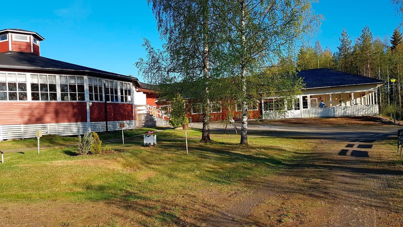 Hangan lavan tanssilava Pirttiherttu-järven rannalla Hankasalmella